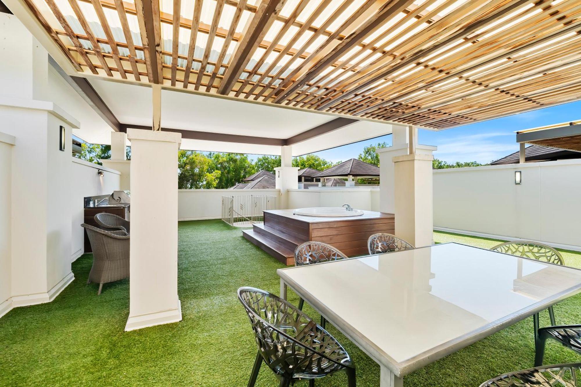 Private Apartments In The Temple Beachfront Resort Palm Cove Zimmer foto