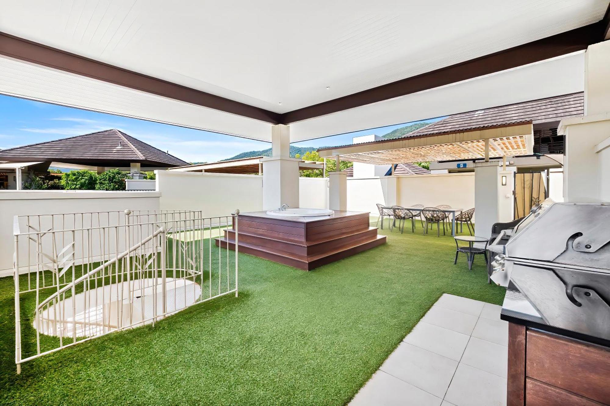 Private Apartments In The Temple Beachfront Resort Palm Cove Zimmer foto