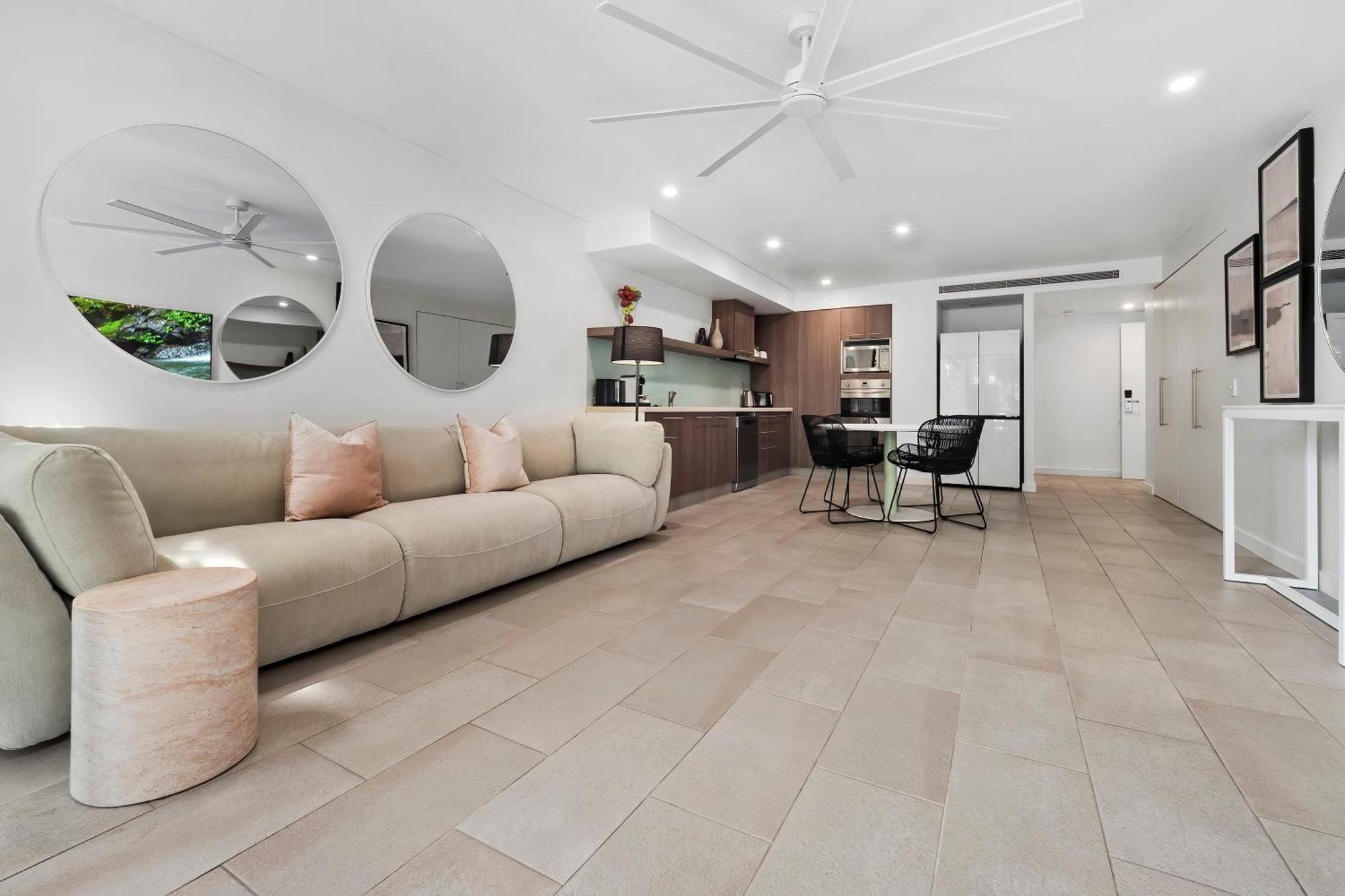 Private Apartments In The Temple Beachfront Resort Palm Cove Zimmer foto