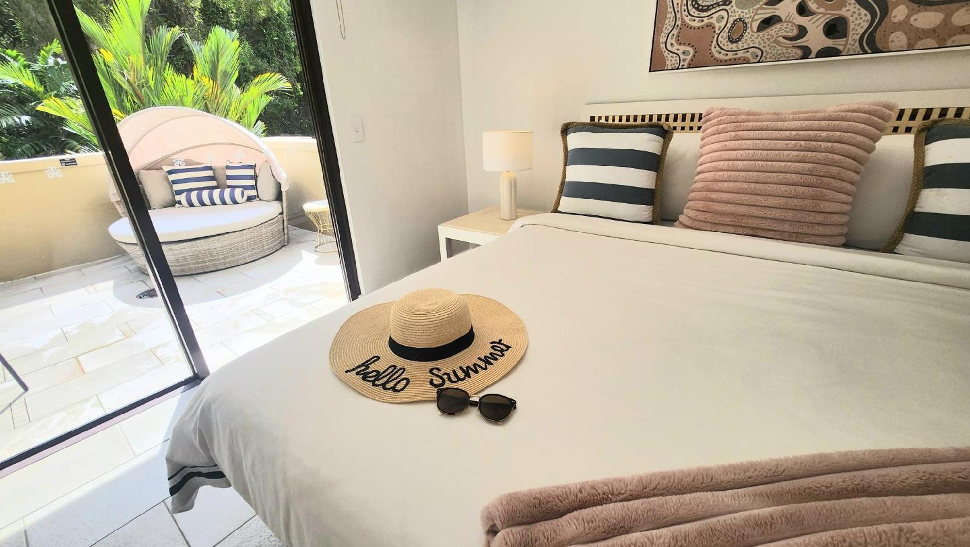 Private Apartments In The Temple Beachfront Resort Palm Cove Zimmer foto